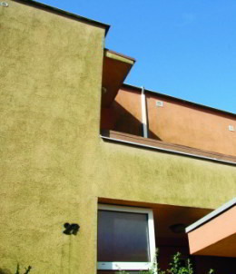 Jak odstranit řasy z fasády?