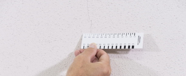 Jak renovovat fasádu s malými trhlinami?